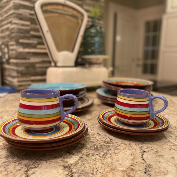 Unique eclectic pottery dinnerware set. - Picture 4 of 6